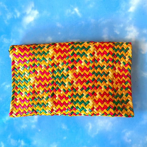 Natura Brasil Multicolor Tropical Raffia Envelope Clutch with Magnetic Closure - Picture 4 of 6